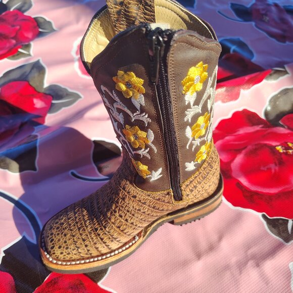 ( Girls ) leather cowboy boots. - Picture 3 of 9